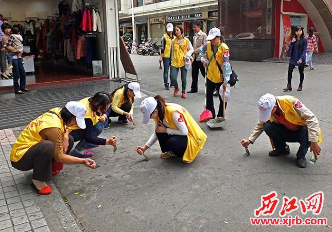 800志愿者清除城市“黑斑”