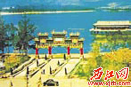 昔日牌坊广场只比篮球场大 今日宽阔得可容纳数万人